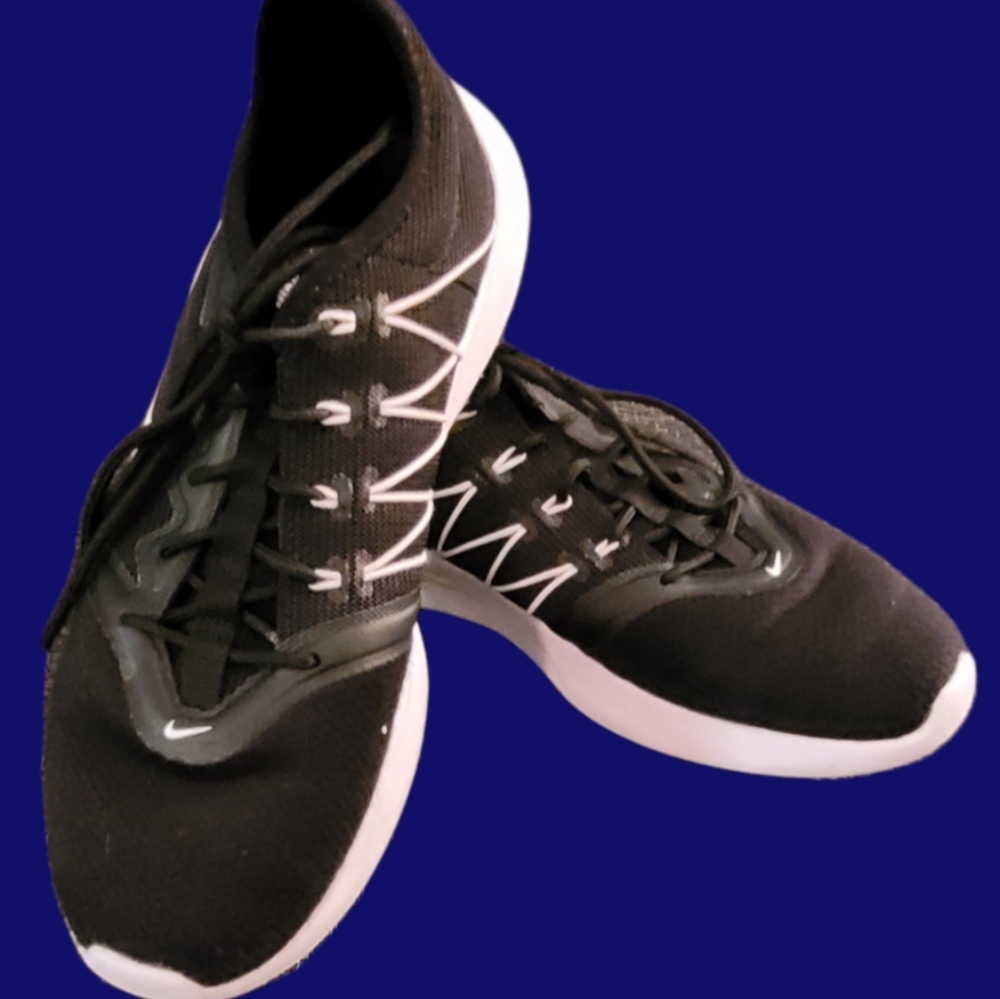 Nike Viale Tech Racer Women's Sneakers